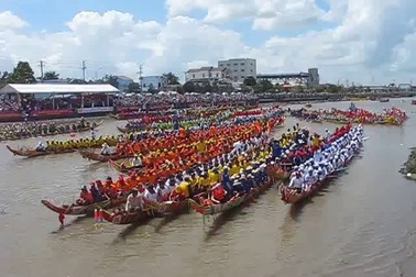 Video: Không khí đua ghe Ngo tại lễ hội Ócc-om-bóc.