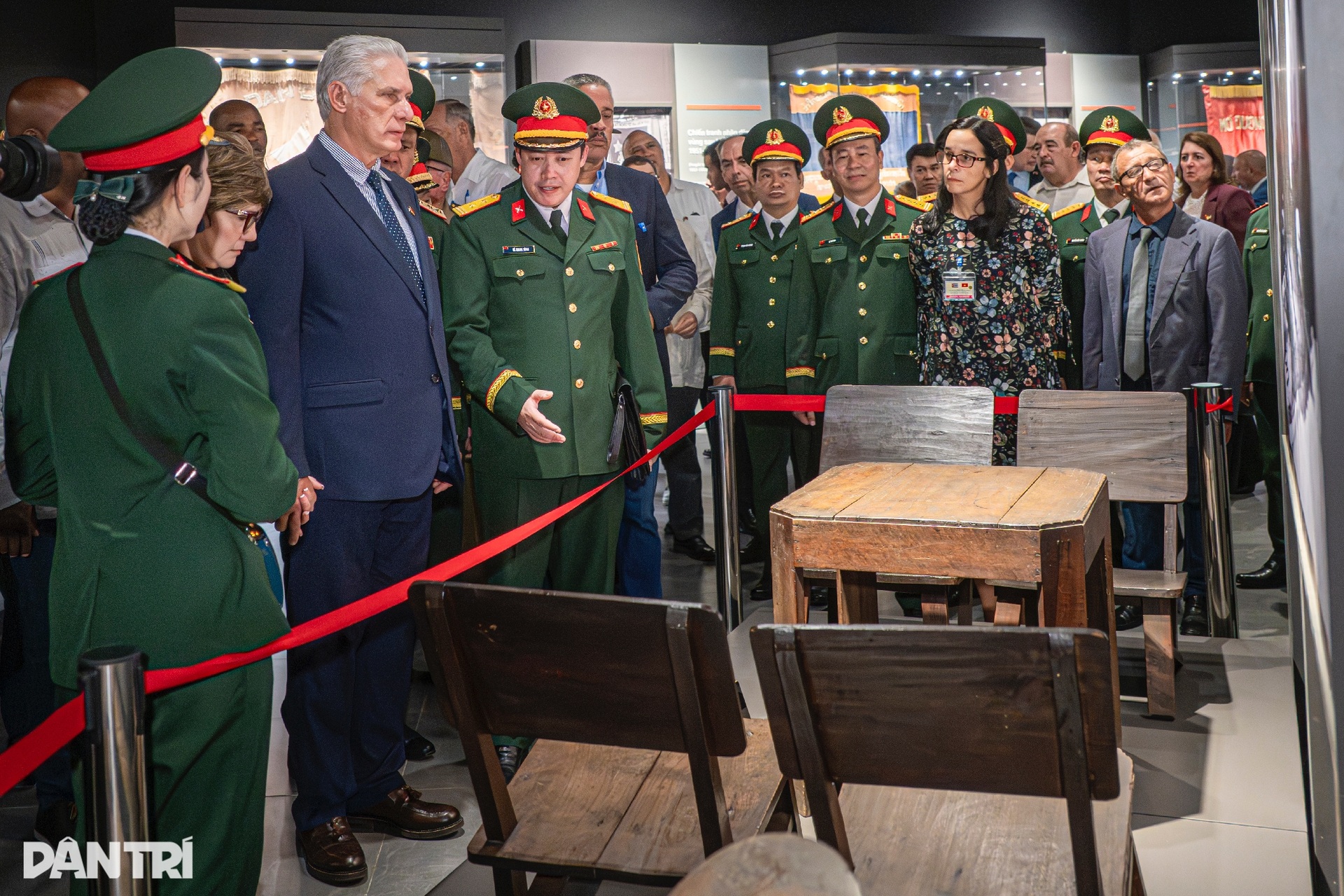Bí thư thứ nhất, Chủ tịch Cuba thăm Bảo tàng Lịch sử Quân sự Việt Nam - 9 Bí thư thứ nhất, Chủ tịch Cuba thăm Bảo tàng Lịch sử Quân sự Việt Nam - 9