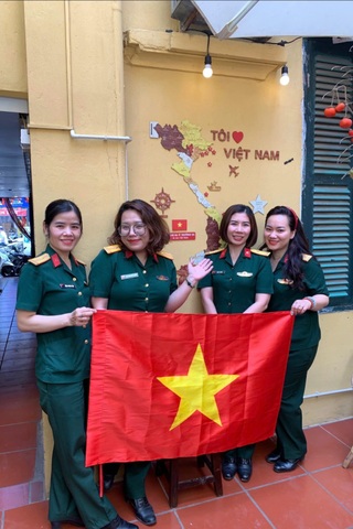 "Cà phê yêu nước" rực đỏ khắp Hà Nội, bán cả trăm cốc/ngày - 7