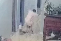 Công an làm việc với người mẹ bị tố đạp gãy xương đùi con trai