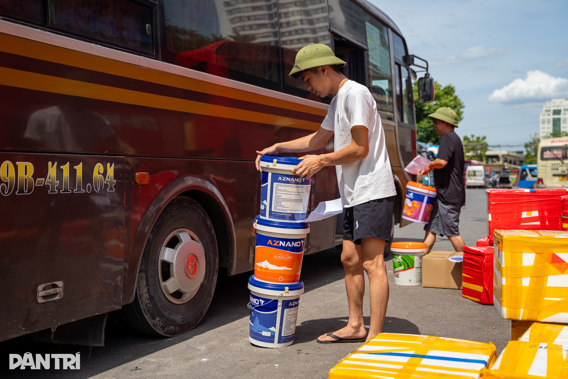 Hà Nội: Người lao động oằn mình mưu sinh dưới cái nắng như thiêu đốt - 9 Hà Nội: Người lao động oằn mình mưu sinh dưới cái nắng như thiêu đốt - 9