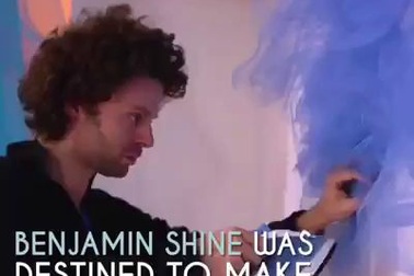 Nghệ sĩ người Anh Benjamin Shine tạo nên các bức tranh, chân dung nghệ thuật chỉ từ vải tuyn và bàn là