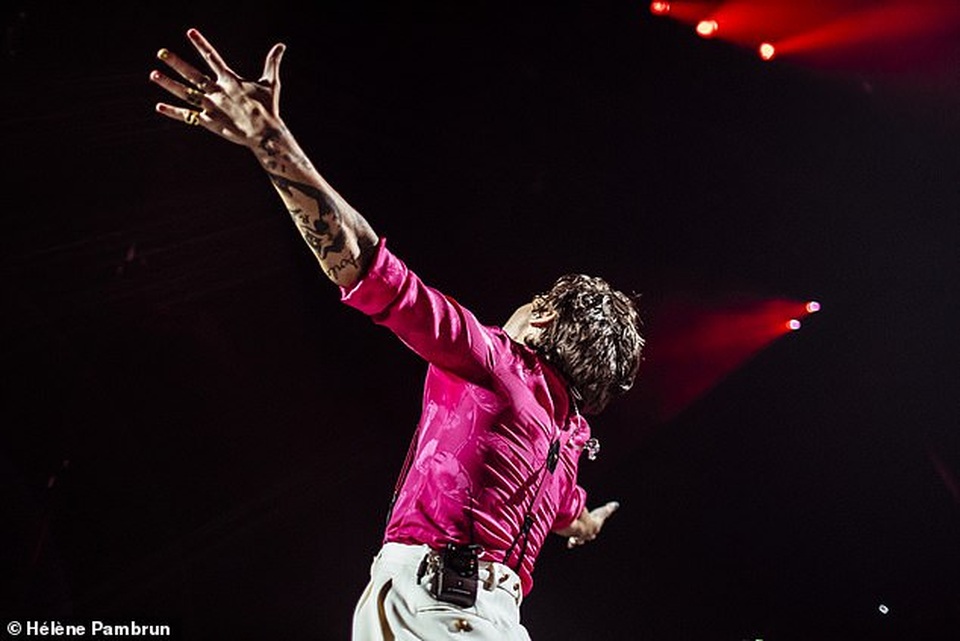 Chuộng trang phục nữ tính, hotboy nhóm One Direction bị nghi ngờ về giới tính - 14