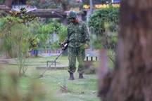 Công binh làm nhiệm vụ dò mìn trong khuôn viên khách sạn JW Marriott