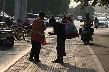 Hình ảnh người quét rác chia bữa ăn cho người ăn xin mù khiến cộng đồng mạng cảm động