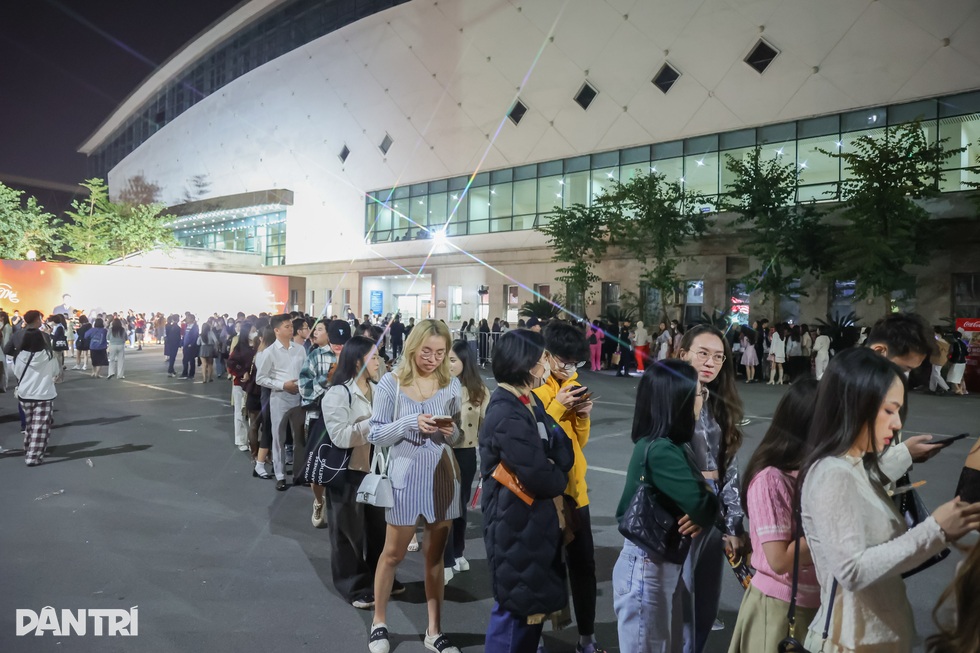 Noo Phước Thịnh cùng dàn anh trai diễn cực cháy ở Hà Nội - 2 Noo Phước Thịnh cùng dàn anh trai diễn cực cháy ở Hà Nội - 2