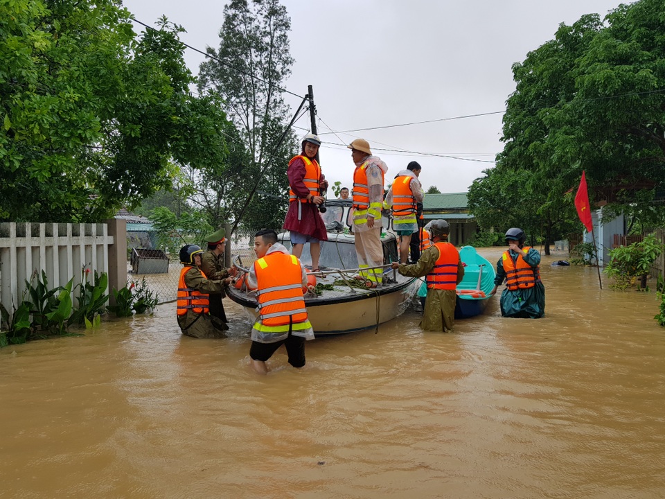 Vượt mưa lũ vào từng khu dân cư giải cứu người dân - 4 Vượt mưa lũ vào từng khu dân cư giải cứu người dân - 4