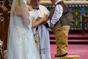 Đám cưới ấn tượng của “cặp đôi đũa lệch”