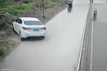 Ô tô nằm bập bênh trên thành cầu vượt vì nữ tài xế nhầm chân ga