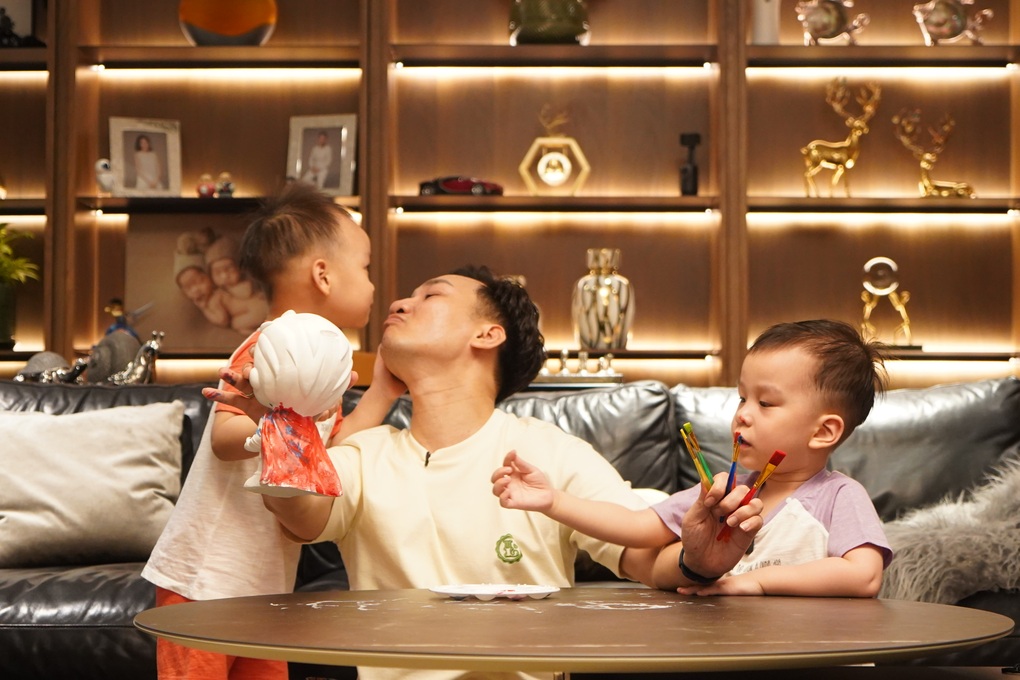 Phản ứng bất ngờ của MC Thành Trung khi con trai giận dỗi, ném đồ - 1 Phản ứng bất ngờ của MC Thành Trung khi con trai giận dỗi, ném đồ - 1