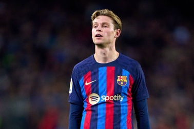 HLV Ten Hag nói điều bất ngờ về Frenkie de Jong