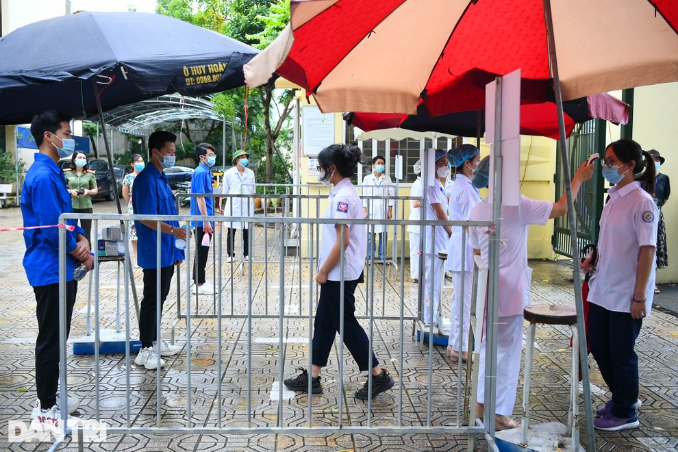 Thí sinh Hà Nội căng thẳng trước giờ làm bài hai môn cuối vào lớp 10 - 5