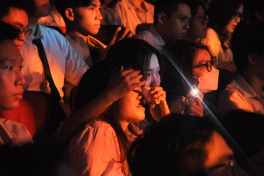 Học sinh Hà Nội - Amsterdam lạc giọng gọi tên cô giáo khi nói lời chia tay