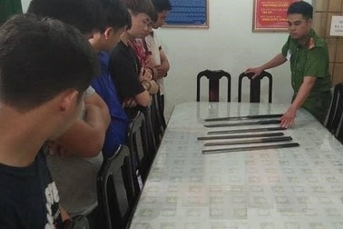 7 thiếu niên mang mã tấu chờ trước cổng trường để đánh học sinh lớp 8