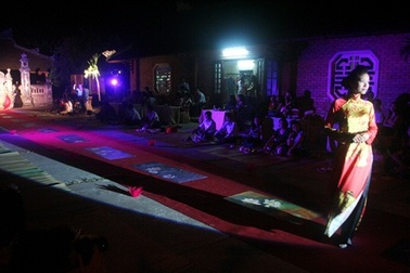 Áo dài thướt tha bên đình làng cổ 300 năm tuổi