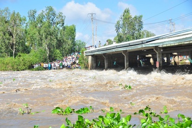 Xả lũ 2 đập vùng tứ giác Long Xuyên, hàng trăm người ngóng từ sáng sớm