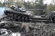 Lính Ukraine say rượu, lái tăng lộn chổng vó