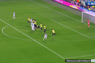 Lionel Messi sút phạt thần sầu, Argentina chật vật chiến thắng