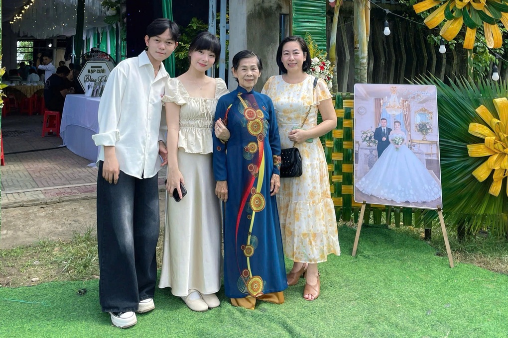 Cô gái bật khóc nức nở vì bí mật trong nhật ký của bà ngoại - 3 Cô gái bật khóc nức nở vì bí mật trong nhật ký của bà ngoại - 3