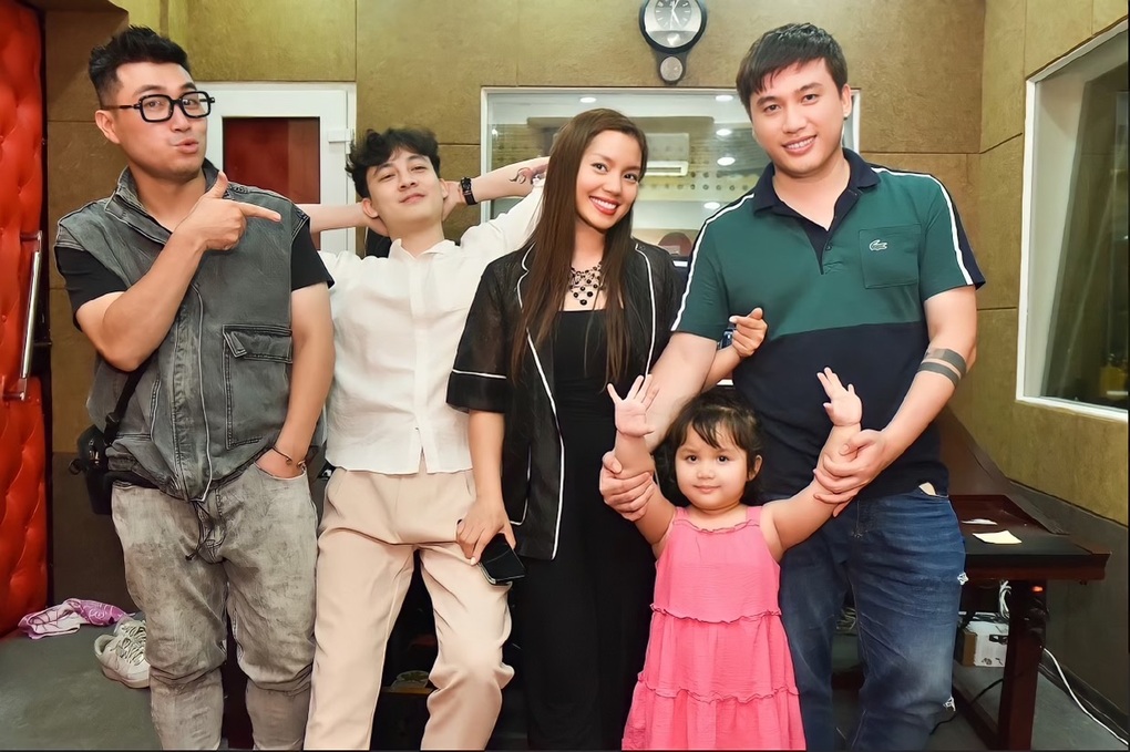 Con gái ca sĩ Nguyễn Ngọc Anh theo chân bố mẹ đi thu âm - 3 Con gái ca sĩ Nguyễn Ngọc Anh theo chân bố mẹ đi thu âm - 3