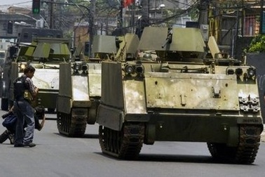 Brazil triển khai xe bọc thép truy quét tội phạm