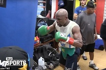 Mayweather đổ máu khi tập luyện trước đại chiến với McGregor