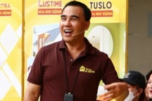 MC Quyền Linh nén đau chân để dẫn chương trình