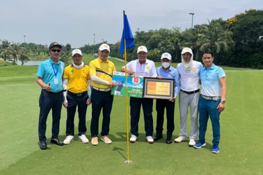 Golfer thắng cú "Hole in One" có giá trị 16 tỷ đồng tại giải đấu đặc biệt