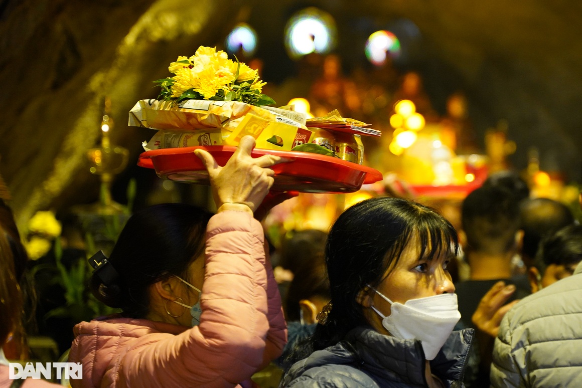 Hàng vạn người đội mưa trẩy hội chùa Hương ngày chính thức mở cửa trở lại - 10 Hàng vạn người đội mưa trẩy hội chùa Hương ngày chính thức mở cửa trở lại - 10