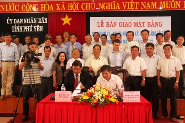 Bàn giao 134ha “đất sạch” xây cảng phục vụ Nhà máy lọc Vũng Rô