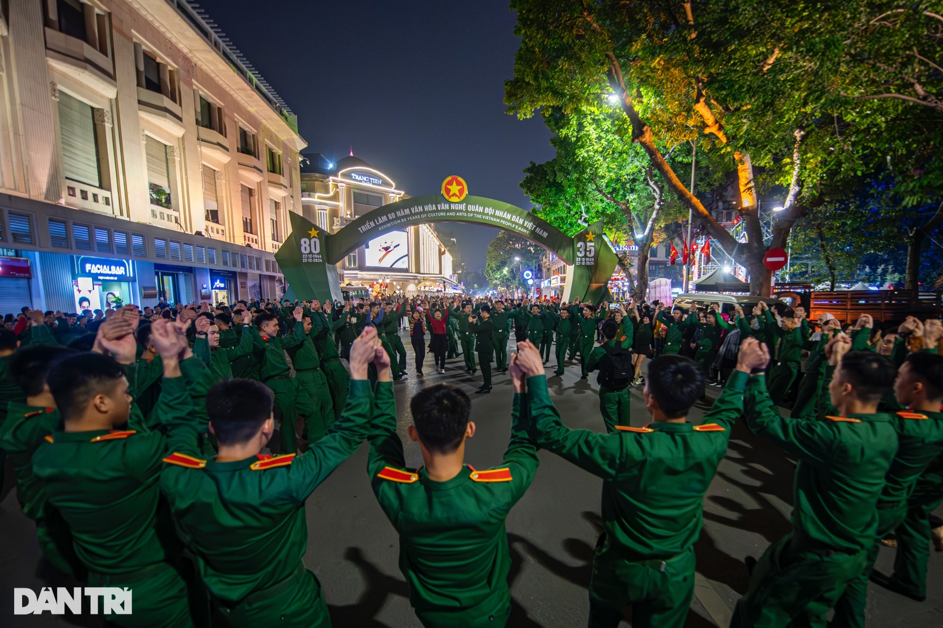 Người dân giao lưu biểu diễn sôi nổi cùng hàng trăm chiến sĩ trên phố đi bộ - 7 Người dân giao lưu biểu diễn sôi nổi cùng hàng trăm chiến sĩ trên phố đi bộ - 7