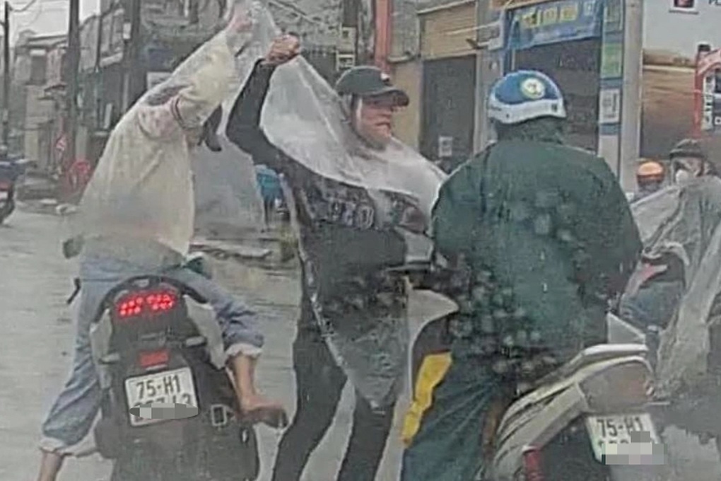 Xác minh video nam thanh niên đánh người lớn tuổi sau va chạm giao thông - 1 Xác minh video nam thanh niên đánh người lớn tuổi sau va chạm giao thông - 1
