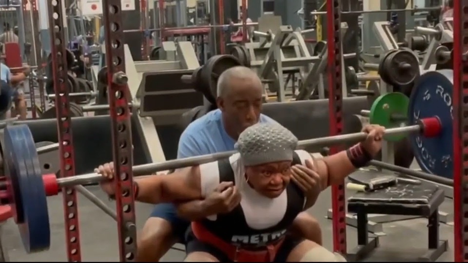 Bí kíp của cụ bà 79 tuổi nâng tạ 180kg, lập 19 kỷ lục thế giới - 1 Bí kíp của cụ bà 79 tuổi nâng tạ 180kg, lập 19 kỷ lục thế giới - 1