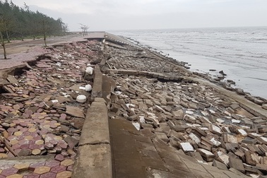 Kè bảo vệ khu du lịch bị sóng biển “ngoạm” nát
