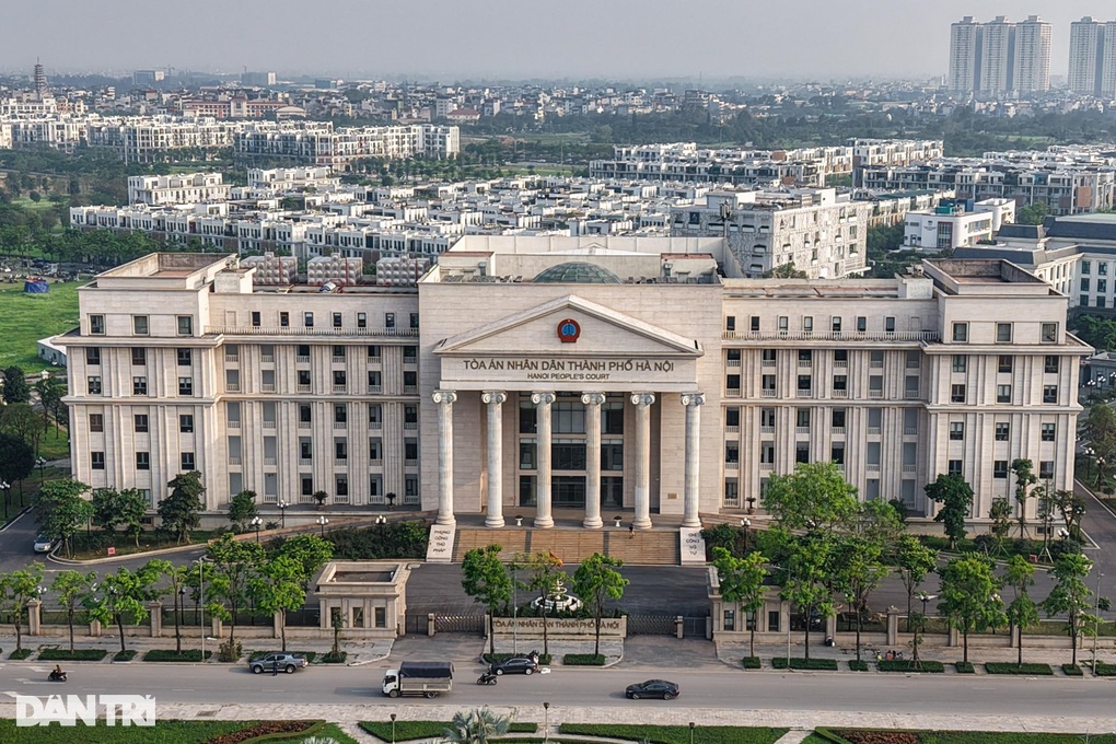 Cựu đội phó cảnh sát khai đưa tiền cho tội phạm mua ma túy để lập công