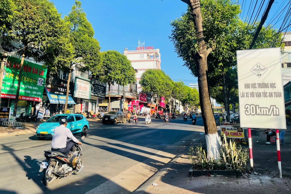 Vừa chạy xe, vừa đọc biển báo, xem đồng hồ và phân tích là... siêu nhân - 2 Vừa chạy xe, vừa đọc biển báo, xem đồng hồ và phân tích là... siêu nhân - 2