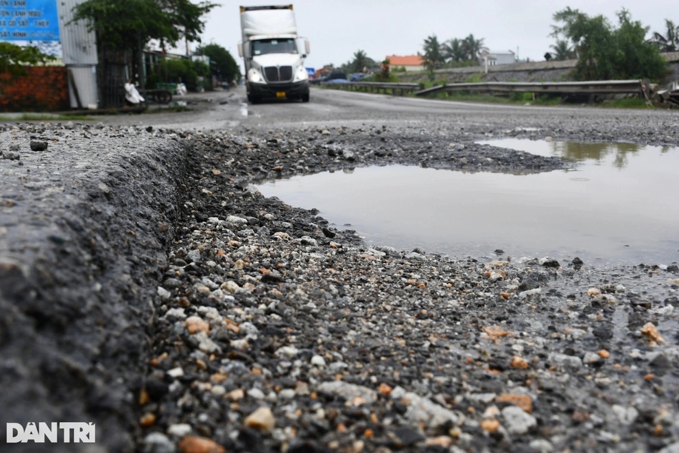Quảng Ngãi: Đoạn quốc lộ đang bảo hành lại xuất hiện nhiều điểm hư hỏng - 4 Quảng Ngãi: Đoạn quốc lộ đang bảo hành lại xuất hiện nhiều điểm hư hỏng - 4