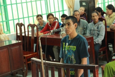 Bố dượng hiếp dâm con riêng của vợ trong đêm