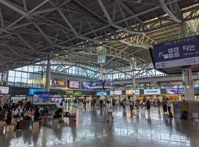 ពេលរំលងសំបុត្ររថភ្លើង ៤០ឆ្នាំក្រោយមក ស្ត្រីអ្នកដំណើរត្រឡប់មកវិញស្រោមសំបុត្រដែលមានលុយពេញ - ១ Từng trốn vé tàu, 40 năm sau nữ hành khách quay lại trả phong bì đầy tiền - 1