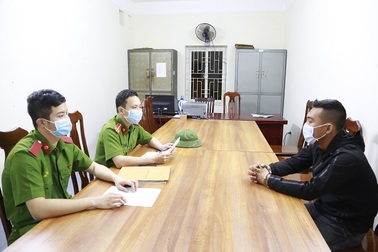 Tạm giữ đối tượng đã không đeo khẩu trang còn đánh người thi hành công vụ