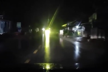 Tình huống xe tải giương pha, lao thẳng vào xe ô tô chạy ngược chiều