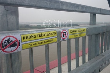 Dán hàng chục biển cấm song ngữ trên cầu Nhật Tân
