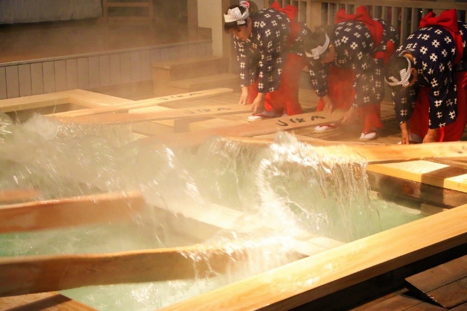Nghệ thuật múa làm nguội nước tắm onsen ở Kusatsu - 7 Nghệ thuật múa làm nguội nước tắm onsen ở Kusatsu - 7