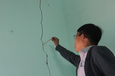 Hàng loạt nhà dân nứt toác vì doanh nghiệp nổ mìn khai thác đá tại Bình Định