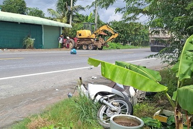 Va chạm với máy xúc, hai vợ chồng thương vong ở TPHCM