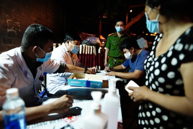 "Hỏa tốc" lấy 1.600 mẫu máu xét nghiệm tìm kháng thể SARS-CoV-2