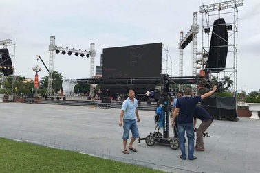 Lắp màn hình 70m2 tại Quảng trường Hồ Chí Minh phục trận Việt Nam - Syria