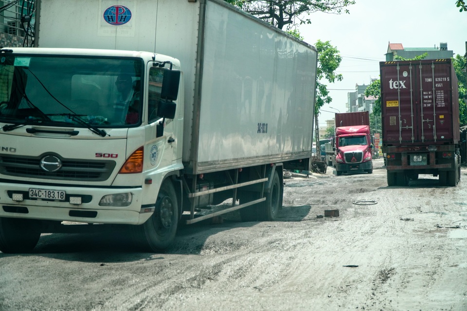 Thảm cảnh vừa bụi vừa lầy trên con đường đại gia ở Hà Nội - 7 Thảm cảnh vừa bụi vừa lầy trên con đường đại gia ở Hà Nội - 7