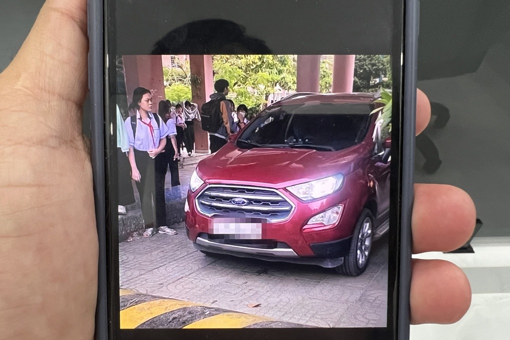 ホーチミン市で数百人の学生を乗せた車の列が警備員の誘導なしで押し合いへし合いになった - 1 Đoàn ô tô chen lấn với hàng trăm học sinh ở TPHCM do bảo vệ không hướng dẫn - 1