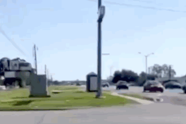 Cậu bé 11 tuổi lái trộm xe buýt chở học sinh gây náo loạn đường phố